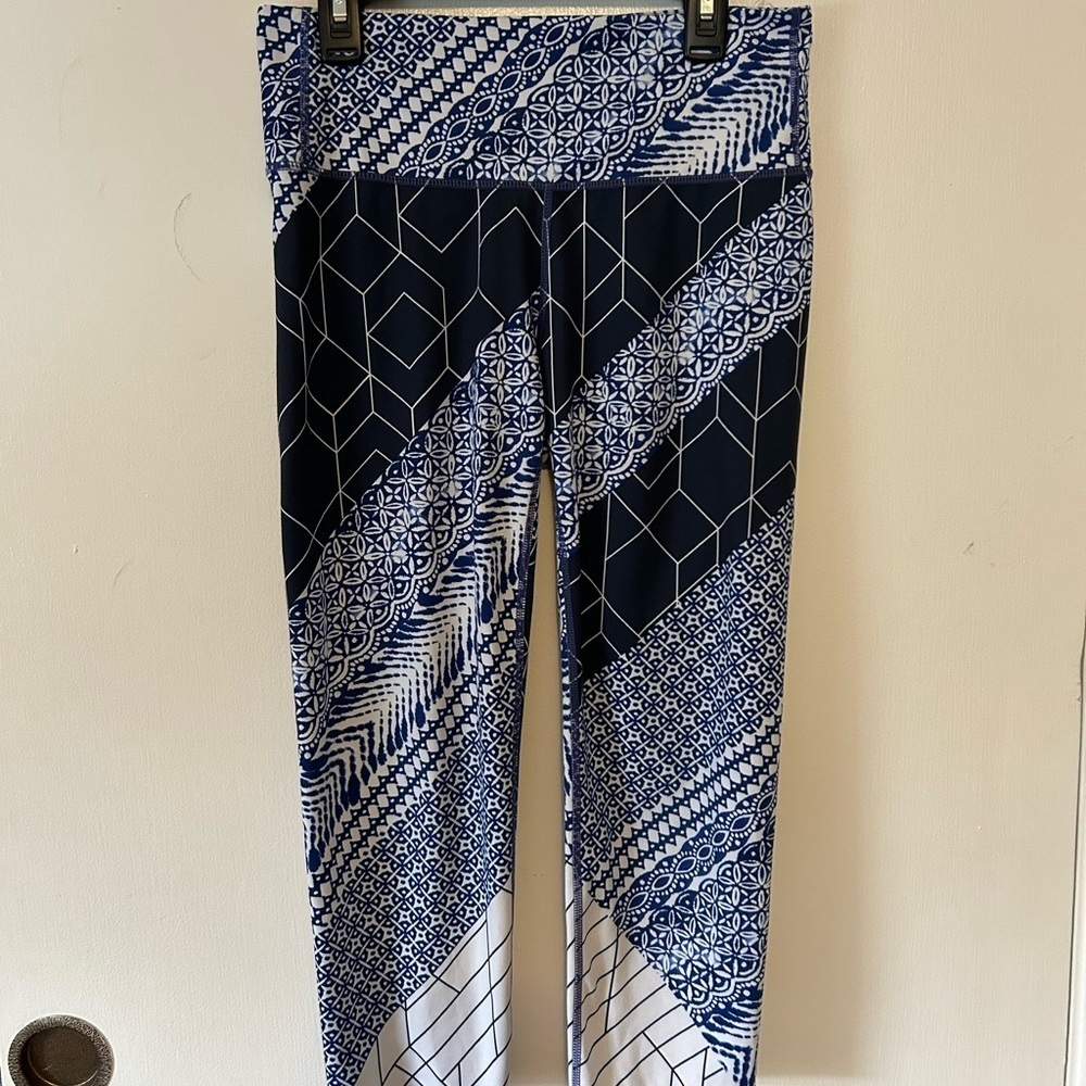 Athleta Blue and White Size Small Capris